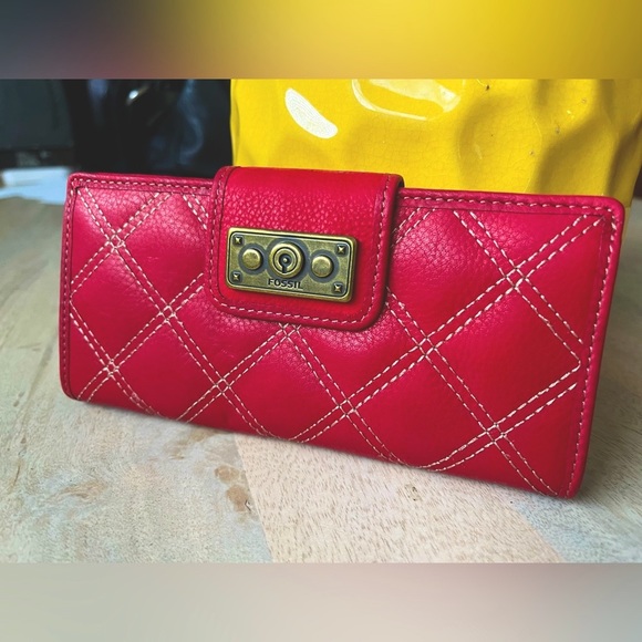FOSSIL wallet, red leather wallet, quilted leather detail, Never Used - Picture 1 of 6